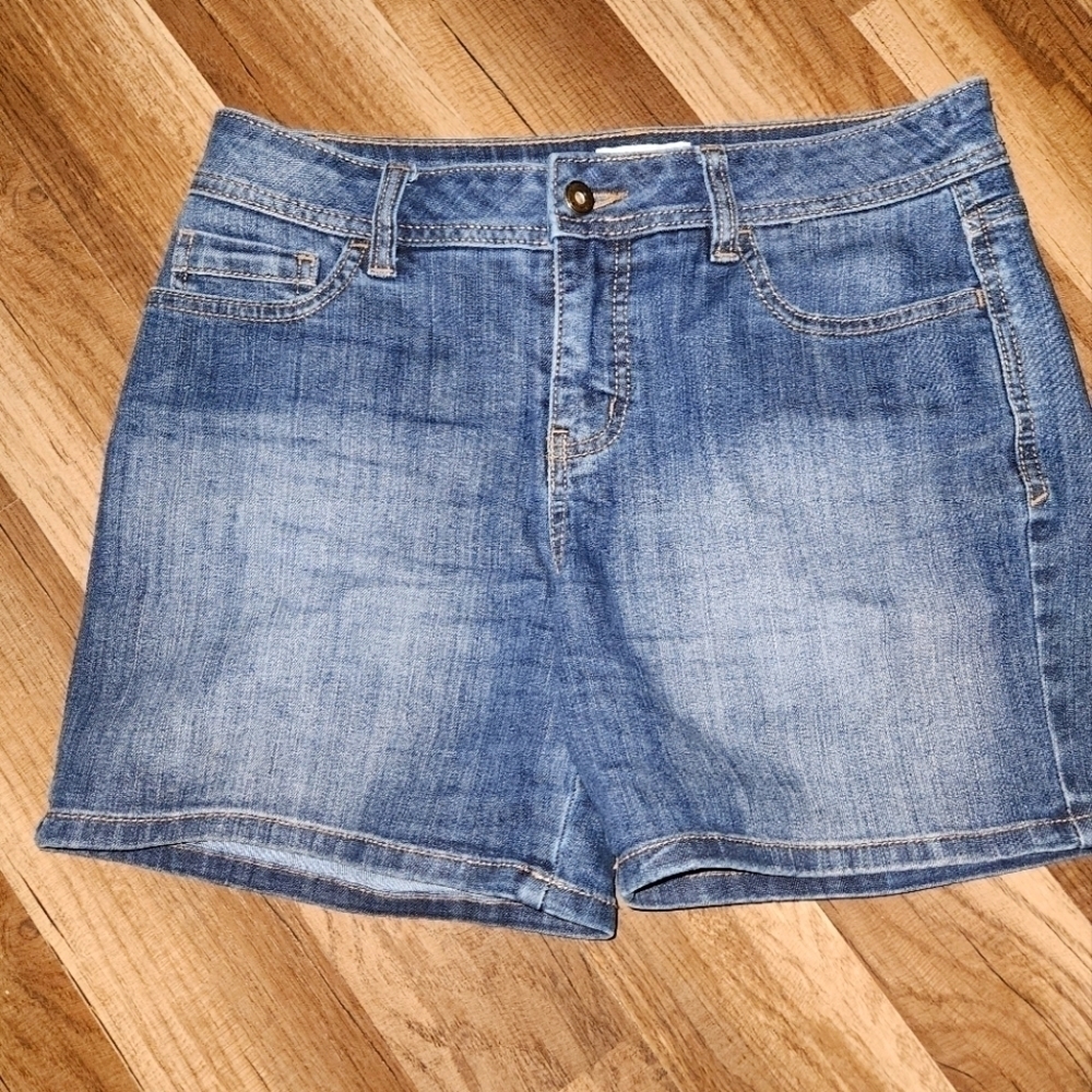 ST. John's Bay Denim Shorts size 6 Excellent Condition